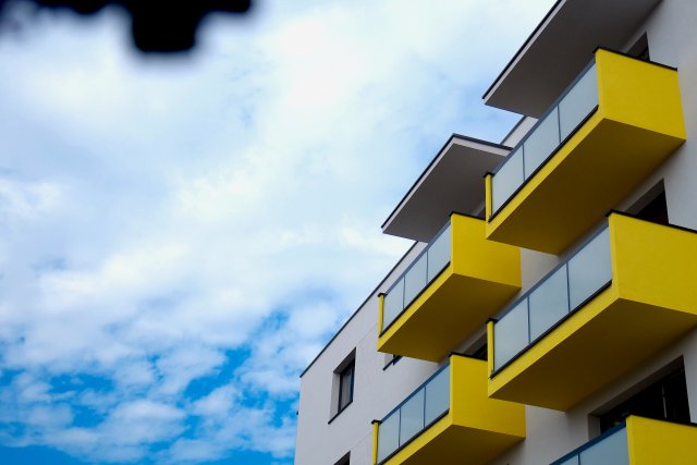 Výměna starých a oprýskaných balkonových zábradlí za nová může udělat s vizáží bytového domu divy