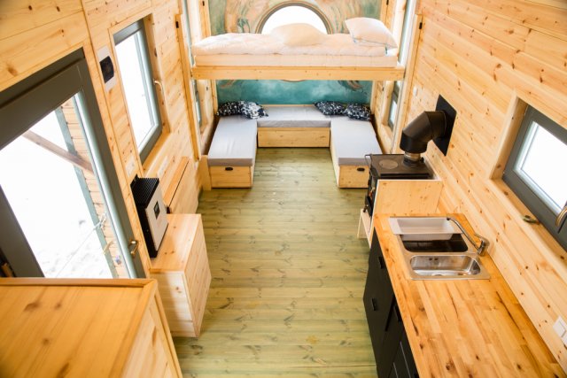 Typickým příkladem bydlení na malém prostoru jsou i obytné vozy či karavany, jež jsou zařízeny veškerým potřebným moderním vybavením. Zdroj: inrainbows