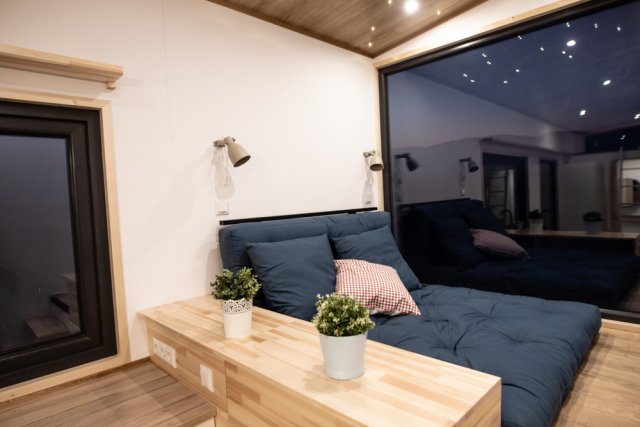 Obývací pokoj je často kombinován s ložnicí. Umožňují to rozkládací gauče. Autor: inrainbows