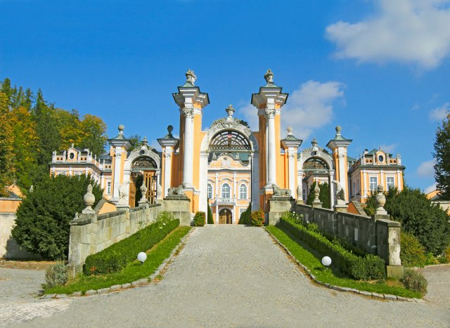 Nové Hrady vznikly na svahu pod původním starým zámkem. Do zámku vstoupíte rozlehlou trojlodní halou s křížovými klenbami. Zdroj: Pecold, Shutterstock