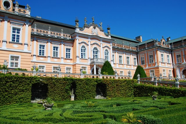 Stavba z roku 1777 si zachovala svou ryzí architektonickou podobu, která může připomínat zámek ve Versailles či Schönbrunn. V současnosti má hlavní budova novohradského zámku vyzdobenou přední fasádu a mansardovou střechu. Zdroj: Ilona Bradacova, Shutterstock