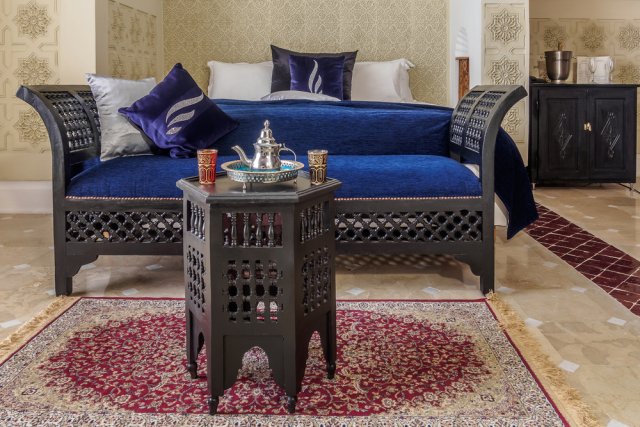 Pro orientální styl bydlení je typický masivní vyřezávaný nábytek a perforované kovové předměty. Ačkoliv se arabský styl vyznačuje vysokou zdobností, rozhodně do něj nepatří zahlcování prostoru nábytkem a přeplácanost. Zdroj: Pierre-Yves Babelon, Shutterstock