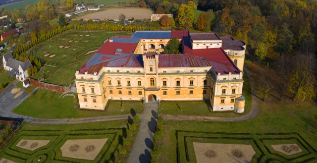 Zámek obklopuje zahrada ve francouzském ornamentálním stylu. Foto: Pecold, Shutterstock