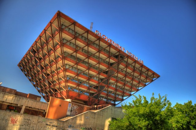 Mezi slovenskými zástupci brutalismu vyčnívá zejména bratislavská budova Slovenského rozhlasu, tamní kulturní památka ve tvaru obrácené pyramidy. Zdroj:The World in HDR, Shutterstock