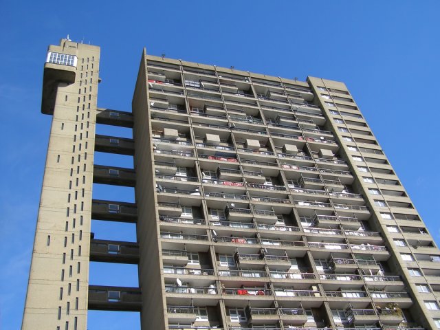 Brutalismus zažíval svůj vrchol hlavně v letech 1954–1970. Stavby v tomto stylu jsou na rozdíl od funkcionalismu vždy výrazně tvůrčím počinem.  Na fotografii je londýnská Trellick Tower. Zdroj: Cladio Divizia, Shutterstock