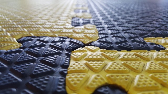 Samolepicí podlahy různých materiálů ve tvaru puzzle dnes seženete v nejrůznějších barevných provedeních. Zdroj: Watcharin S