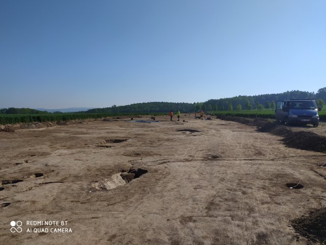 Archeologové odkryli pod budoucím obchvatem Domašína na Rychnovsku rozsáhlé sídliště hned několika historických kultur.  Rozsáhlý archeologický výzkum začal letos na jaře.