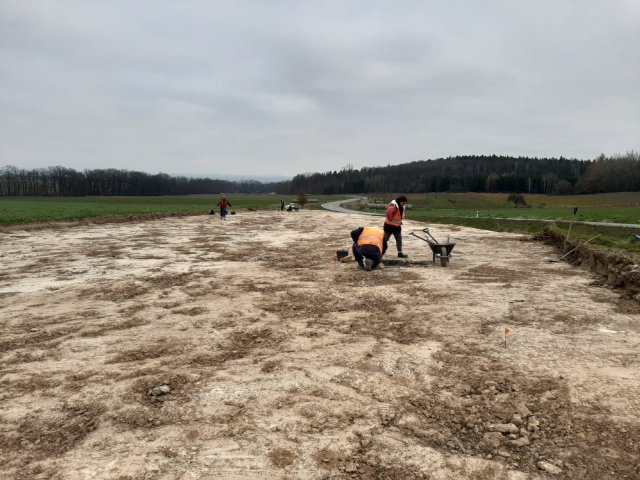 V trase budoucího obchvatu narazili archeologové na část žárového pohřebiště z doby železné, jenž souvisí s rozsáhlým sídlištěm kultury popelnicových polí v nedalekých Černíkovicích.