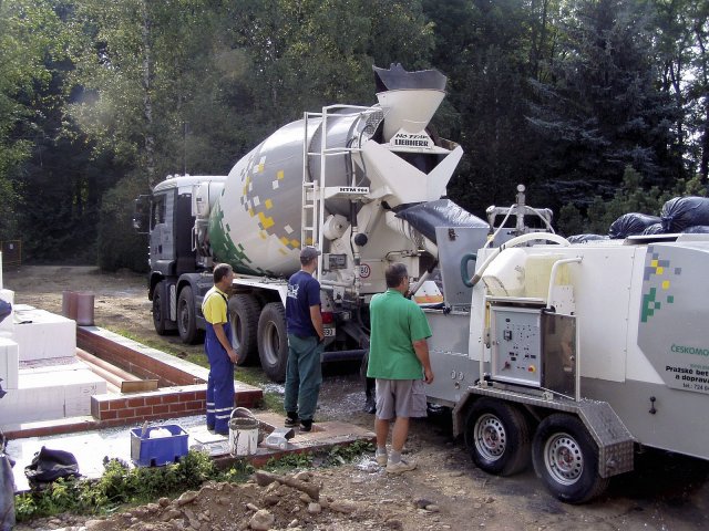 Samotná výroba a čerpání cementové lité pěny PORIMENT probíhá na stavbě za pomoci
mobilního zařízení Aeronicer včetně čerpání gumovými hadicemi na místo určení