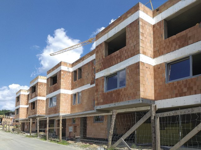Obvodové zdivo bytových i řadových domů bylo navrženo z broušených cihel HELUZ PLUS 38