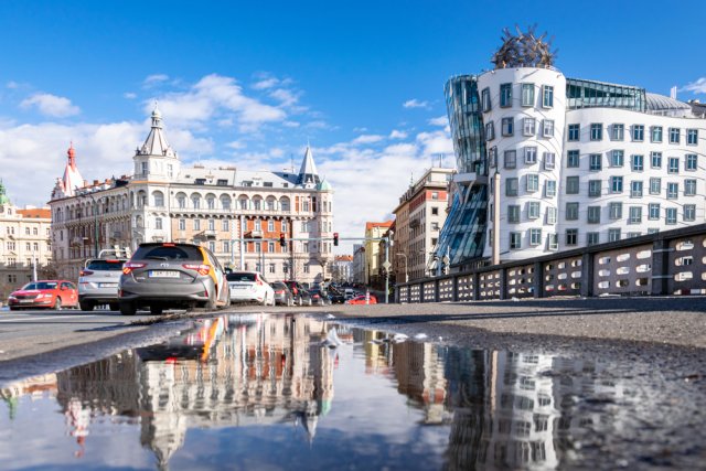 Architekt Milunič navrhl dům tvořený z části statické a dynamické. Odkazoval tím prý k porevoluční společnosti a euforii. Zdroj: MVelishchuk