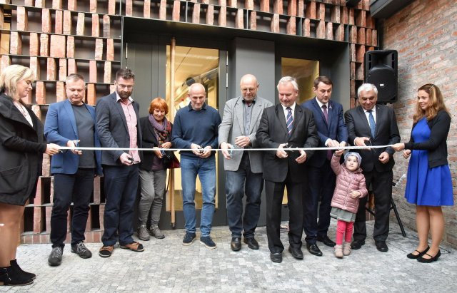 Slavnostní otevření knihovny proběhlo přesně před rokem dne 28. října 2019