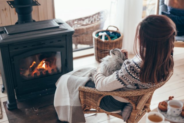 Představte si pohodlné křeslo nebo gauč, na něm hebkou deku a v krbu plápolající oheň, u kterého si čtete svou oblíbenou knížku – to je hygge – fenomén, který ohromil svět. Zdroj: Alena Ozerova