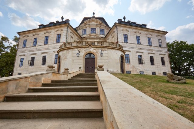 Za nejnápaditější prvek zámku lze považovat řešení schodiště a jeho vyvedení do sálu a dále dispozice obytných místností v křídlech. Karlova Koruna je vysoce ceněna právě jako významný doklad Santiniho geniality. 
Zdroj: muura