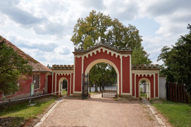 Vstupní brána do areálu zámku Karlova Koruna, foto: muuraa