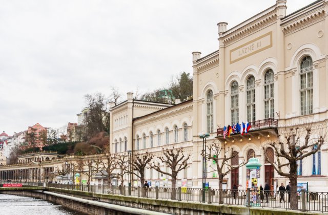 Lázeňská budova nadále slouží nejen pro účely tradiční lázeňské léčby, ale také jako významné kulturní a společenské centrum. Zdroj: nikolpetr, Shutterstock