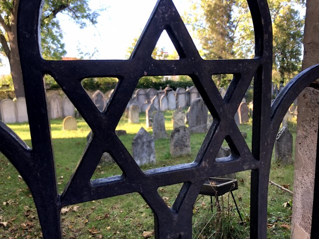 Davidova hvězda na brance místního židovského hřbitova. Foto: Helena Široká