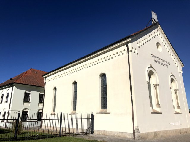 V popředí synagoga, v pozadí bývalá židovská škola. Foto: Helena Široká