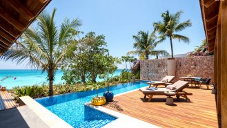 Zuri Zanzibar získal jako první hotel na světě zlatou certifikaci EarthCheck oceňující trvale udržitelný design.  Disponuje vlastními vrty na pozemku a celý hotel zásobuje odsolovanou vodou z moře. 