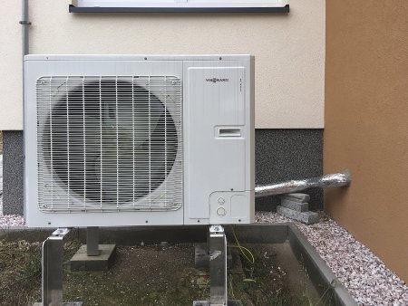 Venkovní jednotka tepelného čerpadla Vitocal 100-S typ 101.B08. Vyšší výkonové řady mají již 2 ventilátory nad sebou. Foto: Helena Hejhálková