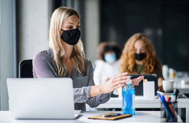 V práci, ve škole i na úřadech je potřeba kromě roušek a desinfekce především intenzivně větrat. (foto: Halfpoint, Shutterstock)