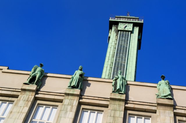 Průčelí Nové radnice je vyzdobeno čtyřmi alegorickými sochami, které symbolizují hornictví, obchod, vědu a hutnictví. Foto: M-SUR, Shutterstock