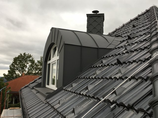 Střecha rodinného domu v Hlincové Hoře, krytina Falcovka 11, břidlicově černá glazura.