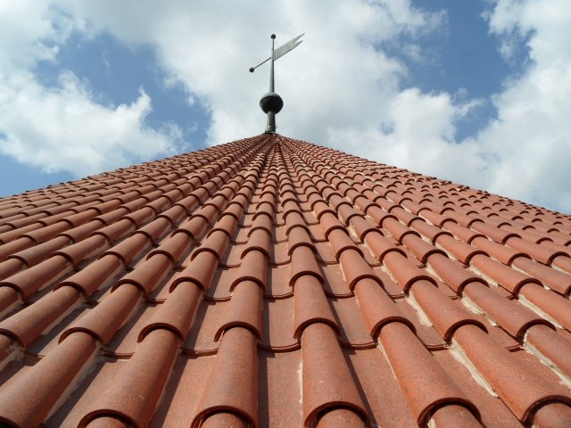 Detail střechy Prašné věže Mihulka, krytina malý prejz, režný. 