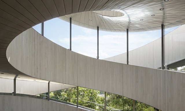 Spojením dvou točitých betonových schodišť vytvořili architekti samostatně stojící unikátní konstrukci, která tvarem připomíná stuhu. Kaple pochází z dílny NAP Architects. Vyhlídková plošina ve výšce 15,4 metrů nabízí panoramatický výhled na ostrůvky rozeseté v moři. Zdroj: Hiroshi Nakamura & NAP