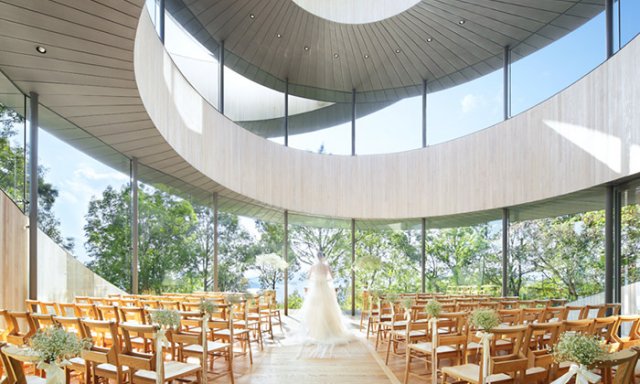 Samotnou svatební kapli představuje skleněný tubus s okulem, jímž proniká denní světlo. Architekt Hiroshi Nakamura myslel i na sluneční záření a schody navrhl tak, aby jejich konstrukce sloužila zároveň jako stínící prvek vnitřního prostoru. Zdroj: Hiroshi Nakamura & NAP