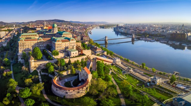 Na ikonický Budínský hrad, někdejší palác a sídlo uherských králů, se lze dostat lanovkou z náměstí Clark Adám. Zdroj:ZGPhotography, Shutterstock