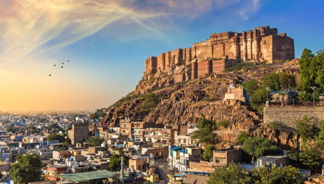 Indická pevnost Mehrangarh je obklopena impozantními silnými zdmi. Zdroj: Roop_Dey, Shutterstock