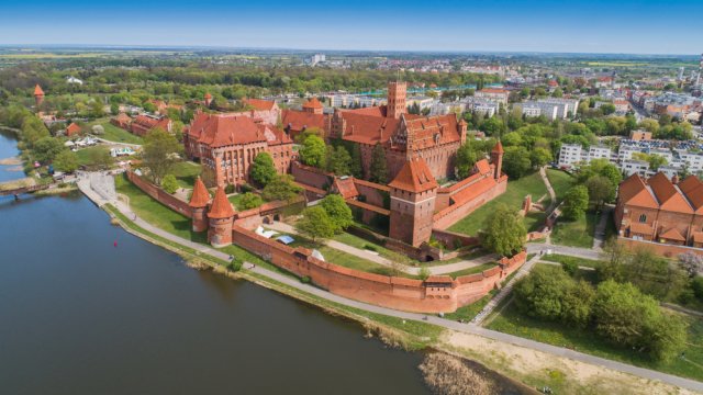 Pevnost Malbork patří k nejnavštěvovanějším místům v Polsku. Nejvíce ceněnou částí komplexu je Palác velmistrů. Zdroj: konradkerker, Shutterstock