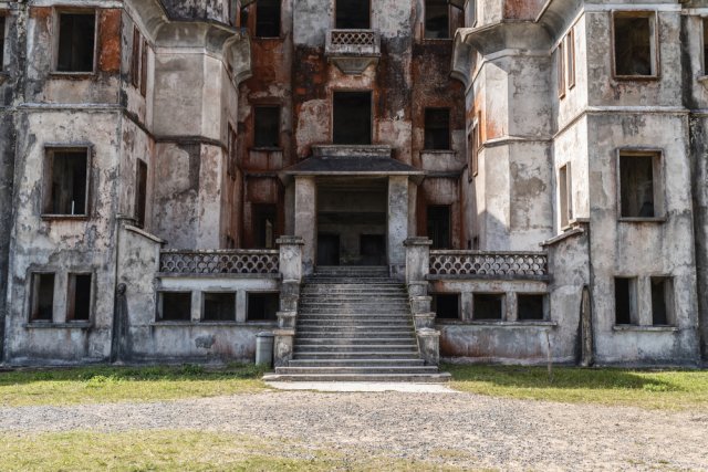 Strašidelný vzhled budovy byl využit mnoha filmaři k natočení hororů.  Hotel láká také milovníky urbexu. Zdroj: Chawranphoto, Shutterstock