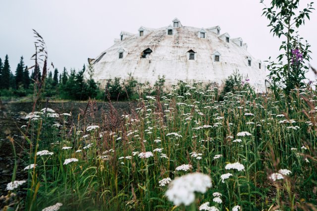 Monstrózní hotel ve tvaru iglú se nachází doslova uprostřed ničeho, což mu jen dodává strašidelný nádech. Zdroj: melissamn, Shutterstock