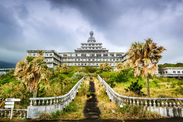 Pozemky japonského hotelového komplexu Hachijo Royal jsou nyní tak zarostlé, že hraničí s džunglí. Zdroj: Sean Pavone, Shutterstock