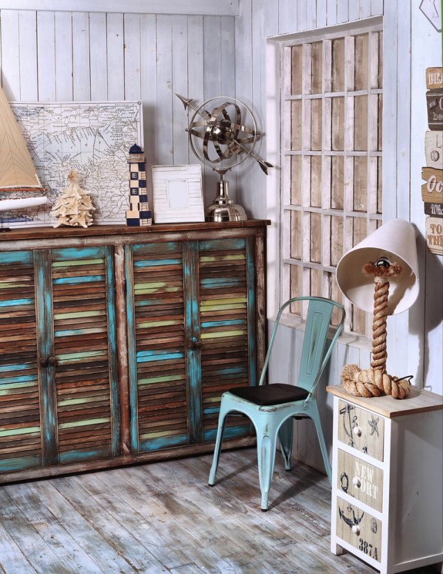 Vraťte starému nábytku jeho zašlou krásu pomocí patinování. Pomocí několika vrstev barvy a brusky získáte unikátní kousek pro svůj interiér.
Zdroj: Lapina, Shutterstock
