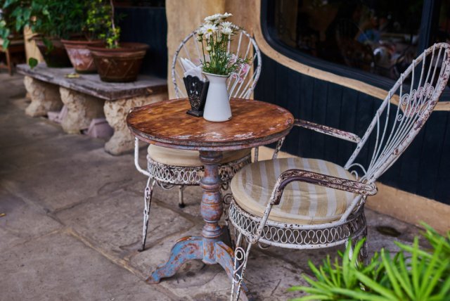 Romantická a pohádková – přesně taková je zahrada ve stylu shabby chic. Zdroj: ESstock, Shutterstock