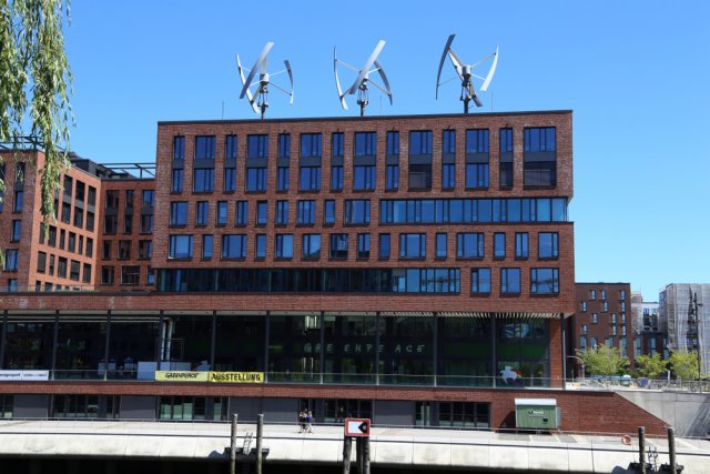 Střecha sídla Greenpeace v hamburské čtvrti HafenCity je osazena větrnými turbínami. Kromě větrné energie objekt čerpá pro svůj provoz také energii geotermální a solární. Foto: klauscook, Shutterstock