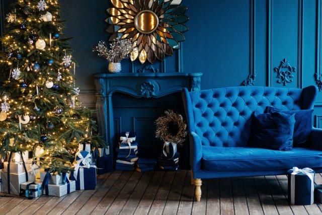 Letošním Vánocům bude vévodit temně modrá barva kombinovaná se zářivými světélky. Zdroj: NatalyP, Shutterstock