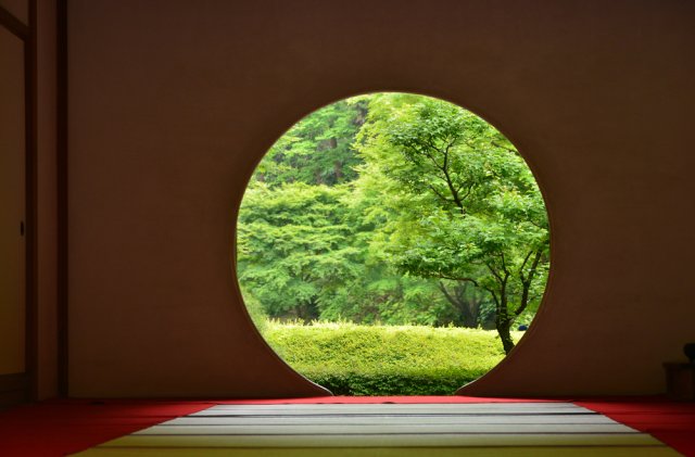 Přirozené světlo, výhledy do přírody a jednoduché tvary, například kruhové, jsou pro Zenový interiér typické. Foto: del Monaco