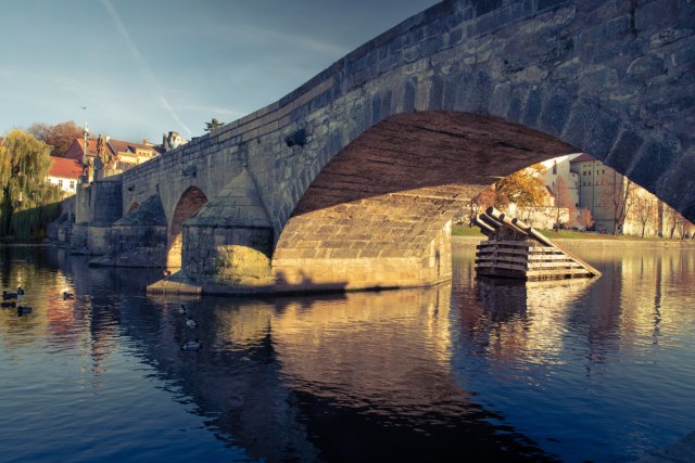 Kamenný most v Písku zdobí sochařská výzdoba tvořená několika barokními sousošími. Zdroj: Lubospop, Shutterstock