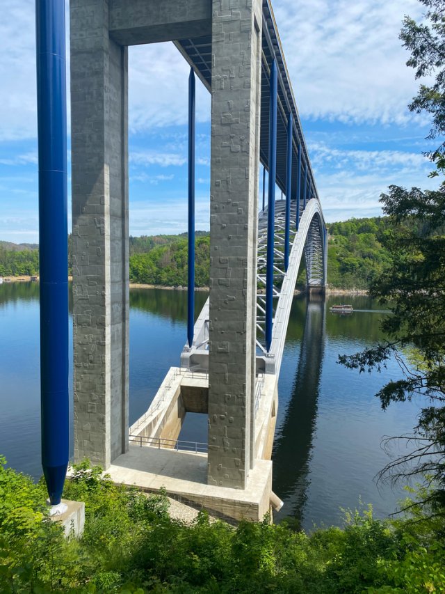 Ze Žďákovského mostu se odkrývá panoramatický výhled na hladinu Orlické nádrže. Zdroj: Radomir Rezny, Shutterstock