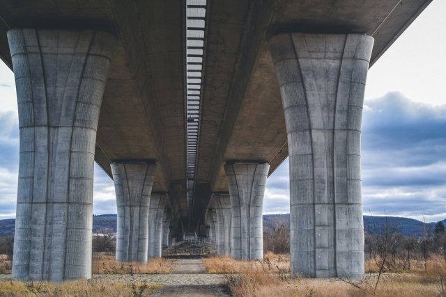 Radotínský most je českým nejdelším mostem, který překlenuje údolí řeky Berounky. Zdroj: Jiri Moravec, Shutterstock