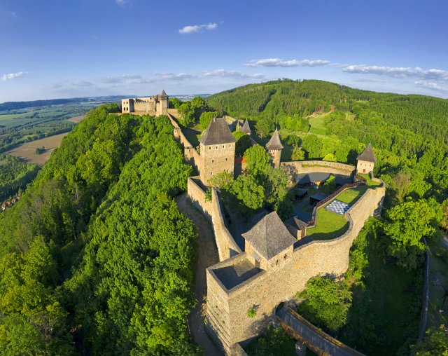 Hrad Helfštýn z 14. století se tyčí na skalnatém vrcholu nad údolím Moravské brány. Má podobu rozsáhlé pevnostní stavby s množstvím věží, budov a bran. Zdroj: Pecold,Shutterstock 