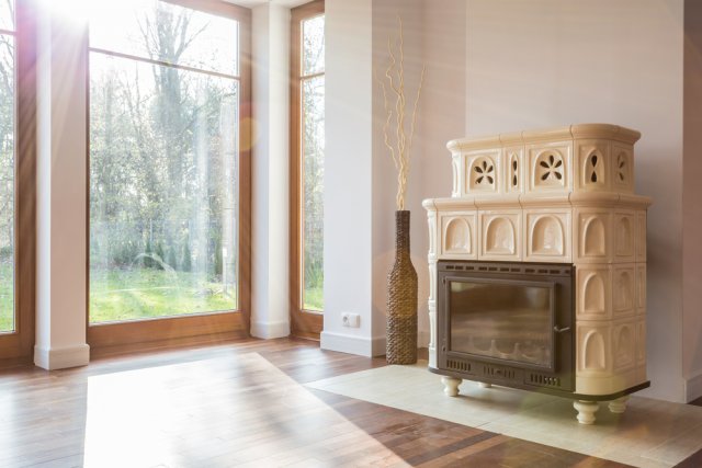 Dominantou obývacího pokoje nebo kuchyně mohou být i klasická kachlová kamna. Zdroj: Photographee.eu