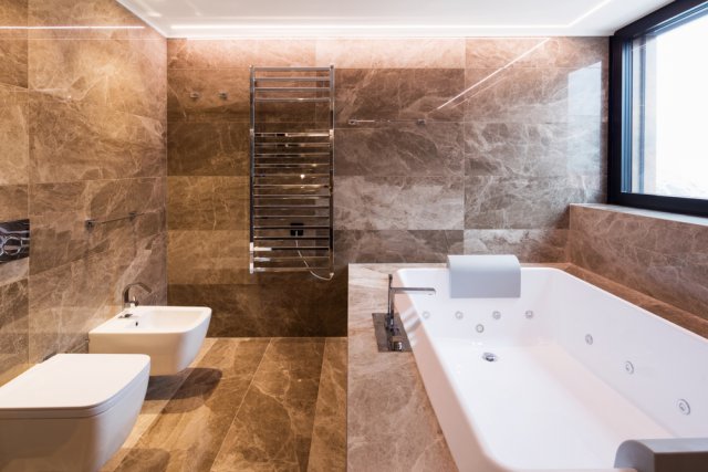 Ve své koupelně doma si můžete dopřát i hydromasáž, kterou vám poskytne vhodná vana či sprchový box. Foto: alexandre zveiger, Shutterstock