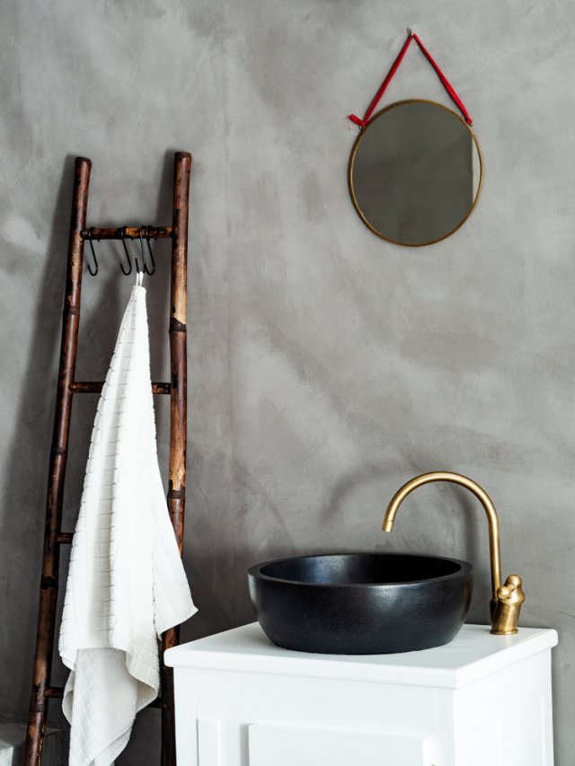 Koupelnový žebřík z přírodních materiálů poslouží jako atraktivní doplněk i praktické zařízení. Foto: Pinkasevich, Shutterstock