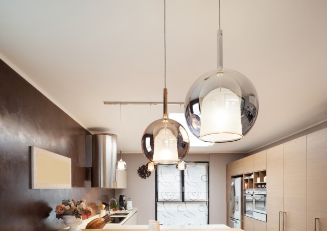 Osvětlení hraje v kuchyni významnou roli. Souvisí s dostatkem světla nad pracovní plochou či jídelním stolem, ale je také výrazným interiérovým doplňkem, jež může významně pozměnit charakter designu místnosti. Foto: alexandre zveiger