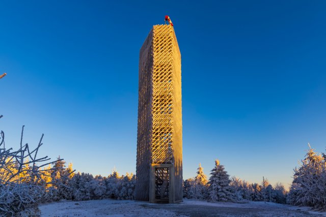 Ocelovou konstrukci rozhledny zakrývá opláštění z modřínových hranolů, které symbolizuje déšť ve větru. Zdroj: Richard Semik, Shutterstock